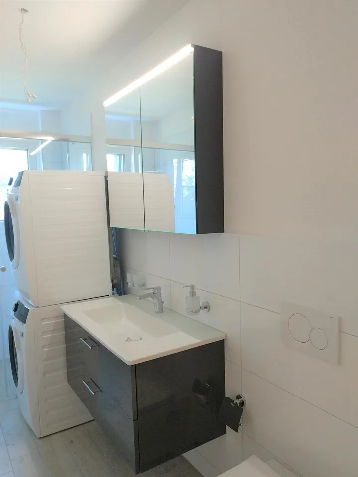Moderne 3.5 Zimmer-Wohnung mit grossem Sitzplatz und Blick ins