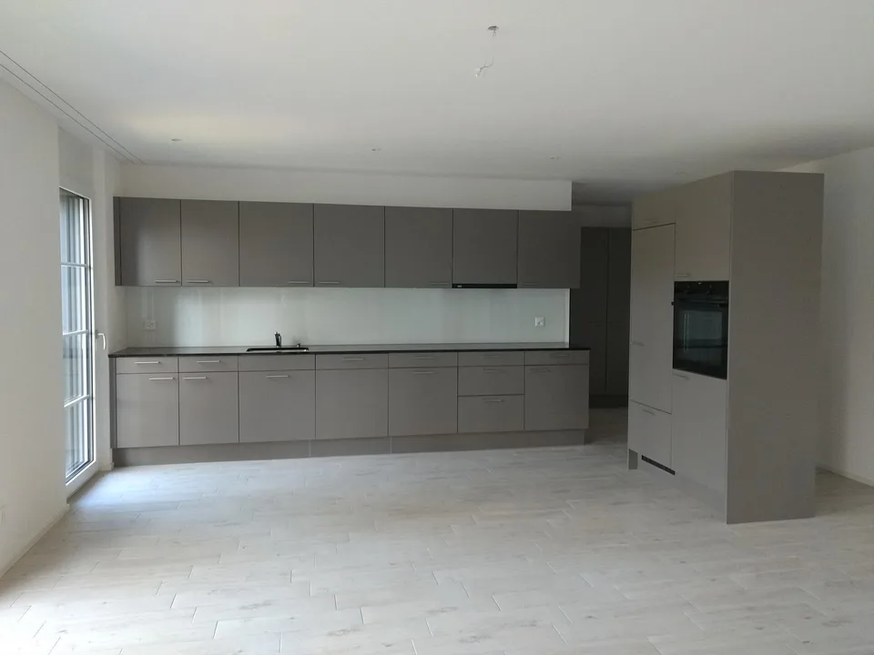 Moderne 3.5 Zimmer-Wohnung mit grossem Sitzplatz und Blick ins