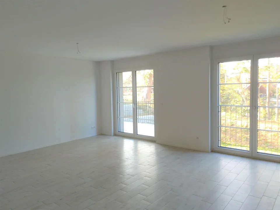 Moderne 3.5 Zimmer-Wohnung mit grossem Sitzplatz und Blick ins