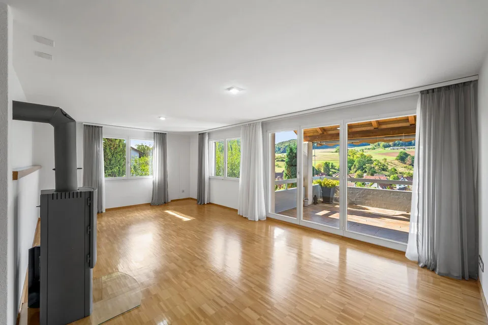Ruhig gelegen, weit oben: Einfamilienhaus mit Panoramablick – Foto 2 von 15