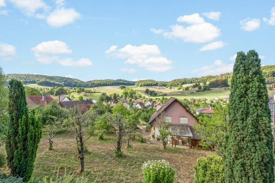Ruhig gelegen, weit oben: Einfamilienhaus mit Panoramablick – Foto 12 von 15