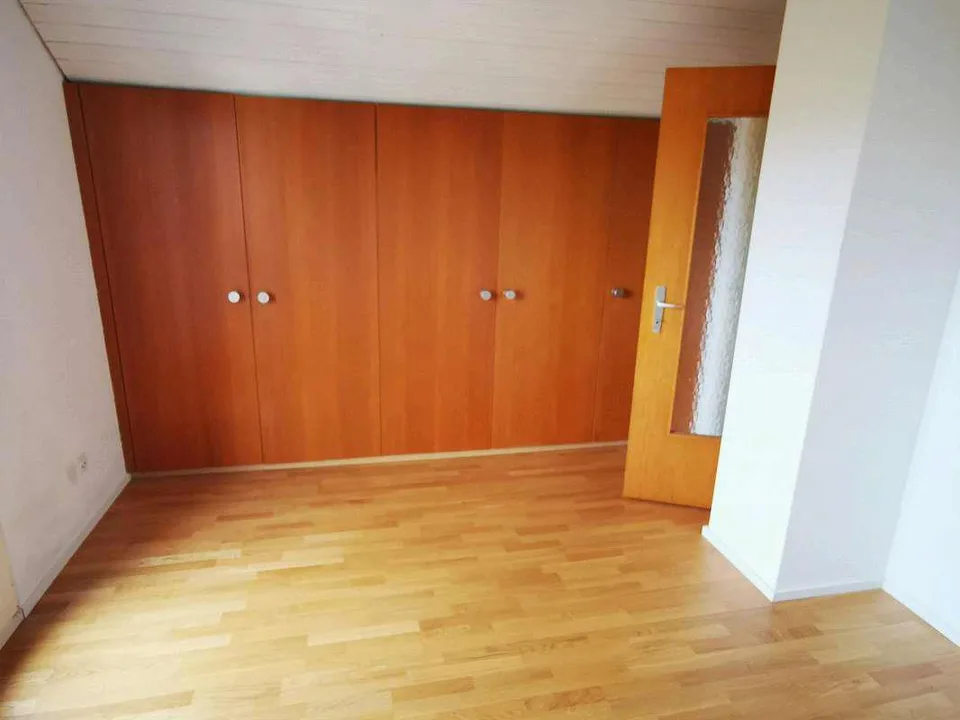 Nachmieter gesucht: 4-Zimmer-Einfamilienhaus mit Garten und Garage