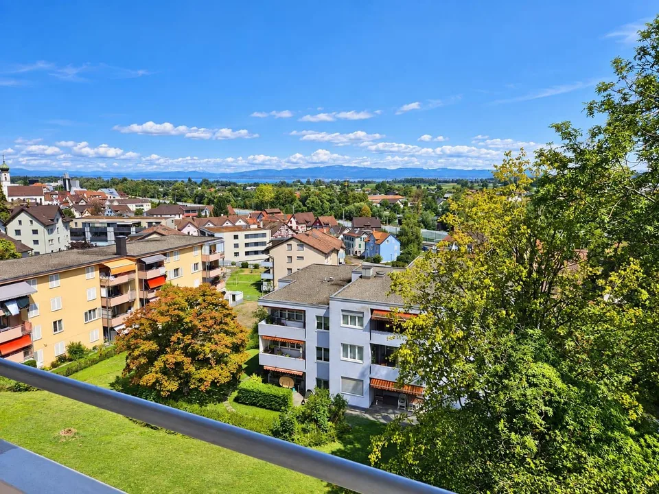 Attikawohnung mit riesiger Terrasse und Aussicht bis zum Bodensee