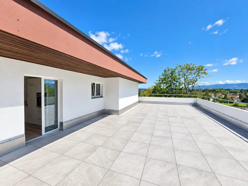Attikawohnung mit riesiger Terrasse und Aussicht bis zum Bodensee