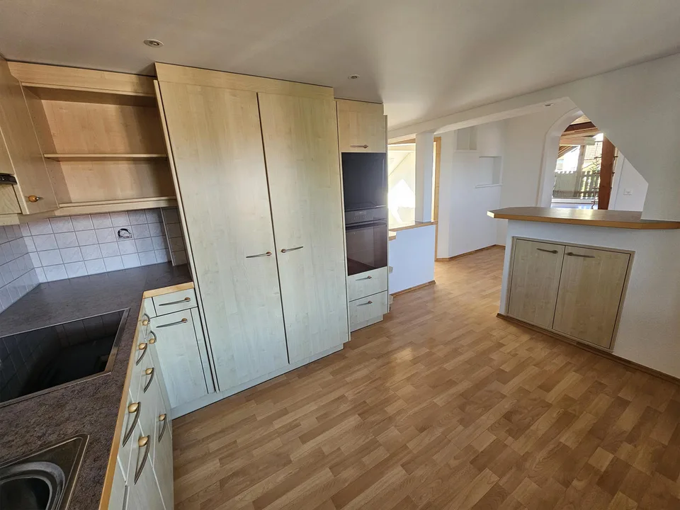 Grosszügige 4 ½-Zi.-Altbauwohnung, hell, zentral, zwei Terrassen