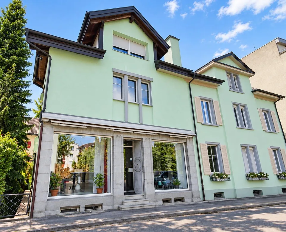 Grosszügige 4 ½-Zi.-Altbauwohnung, hell, zentral, zwei Terrassen