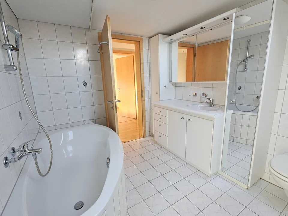 Grosszügige 4 ½-Zi.-Altbauwohnung, hell, zentral, zwei Terrassen