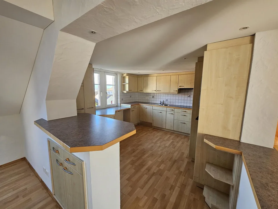 Grosszügige 4 ½-Zi.-Altbauwohnung, hell, zentral, zwei Terrassen