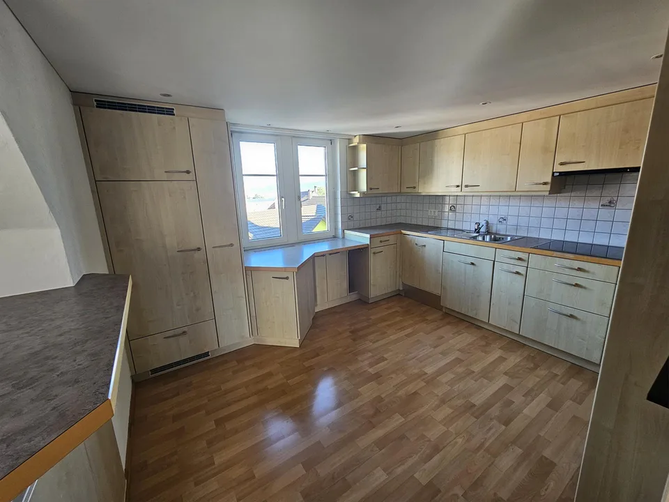 Grosszügige 4 ½-Zi.-Altbauwohnung, hell, zentral, zwei Terrassen