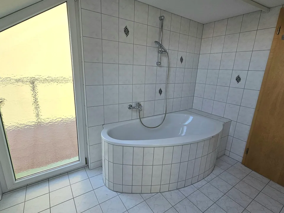 Grosszügige 4 ½-Zi.-Altbauwohnung, hell, zentral, zwei Terrassen