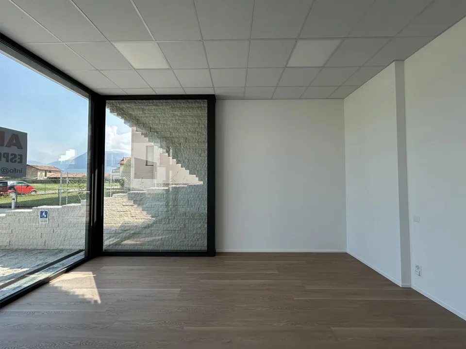 AFFITTASI LOCALE COMMERCIALE IN AREA STRATEGICA A NOVAZZANO – photo 3 sur 9