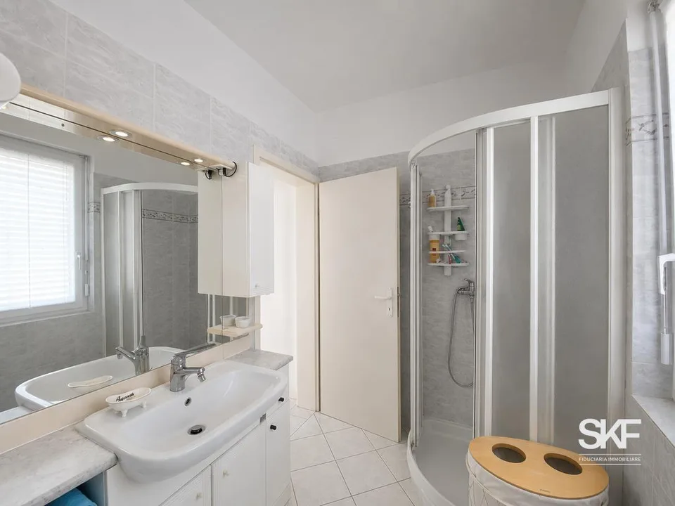 VACALLO - HELLLE LUXURIÖSE IMMOBILIE MIT PRIVATGARTEN ZUM VERKAUF – Foto 12 von 20