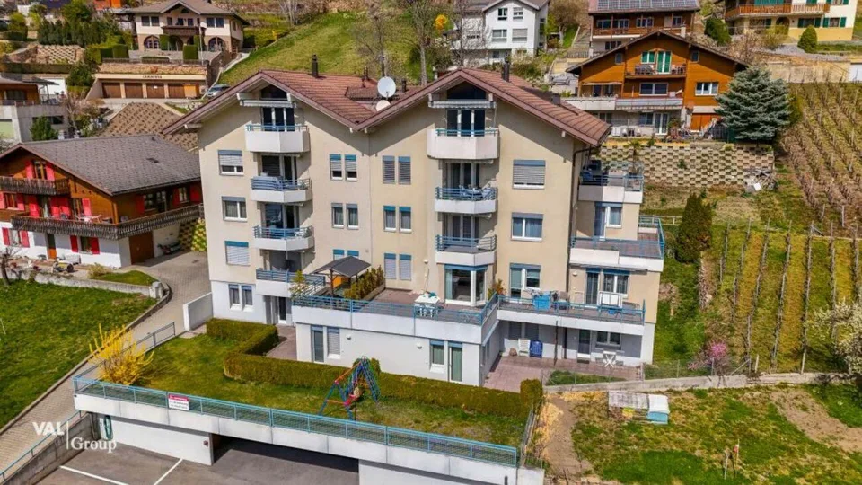 Una casa con pace, sole e panorama di montagna
