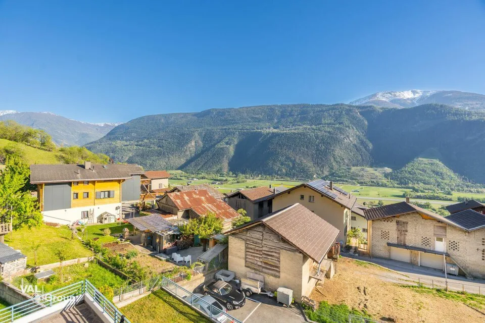 Una casa con pace, sole e panorama di montagna