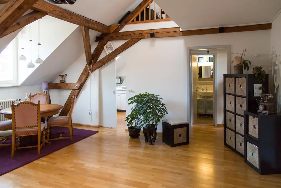 originelle Dachwohnung mit Galerie – Foto 2 von 10
