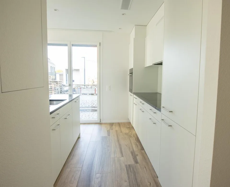 Grosszügige, helle Wohnung mit Sitzplatz und eigener Waschküche