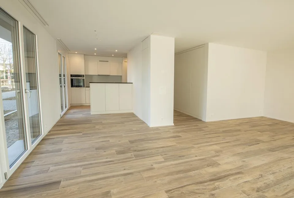 Grosszügige, helle Wohnung mit Sitzplatz und eigener Waschküche