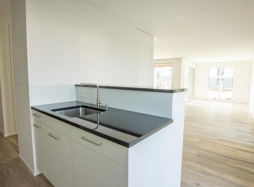 Grosszügige, helle Wohnung mit Sitzplatz und eigener Waschküche