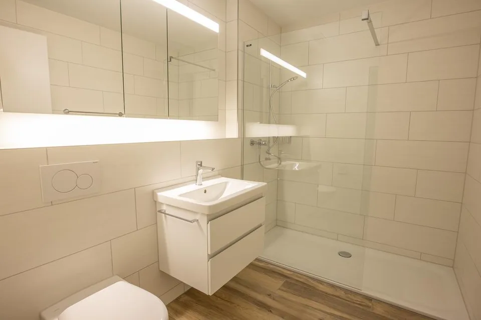 Grosszügige, helle Wohnung mit Sitzplatz und eigener Waschküche