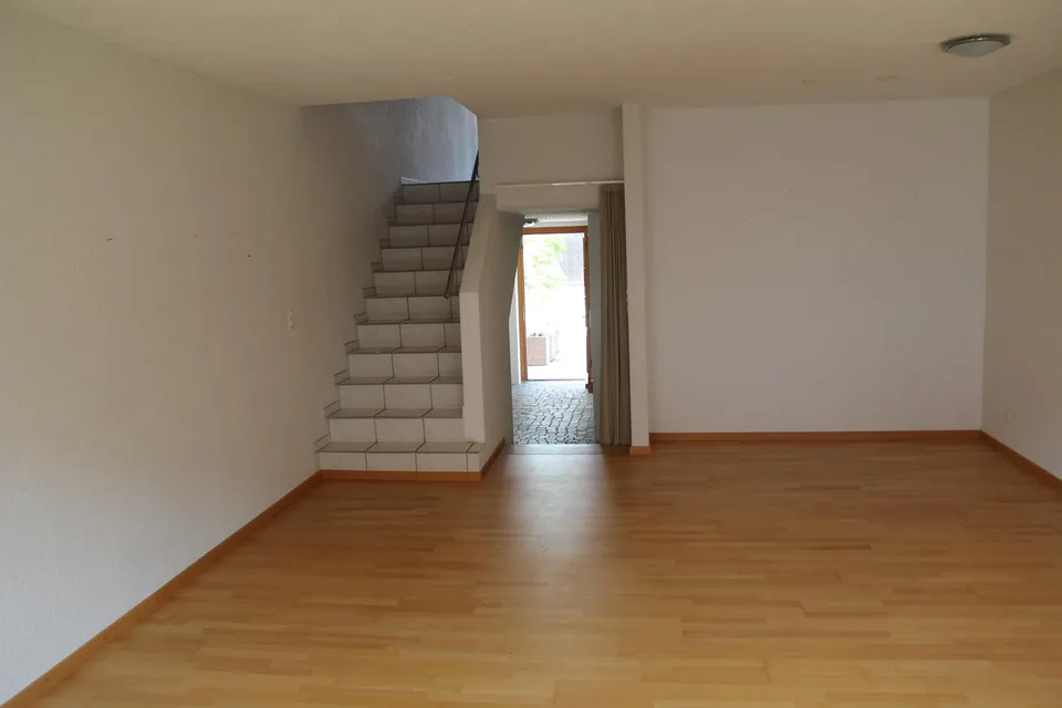 einseitig angebautes EFH mit Einzelgarage und eigener Wärmepumpe