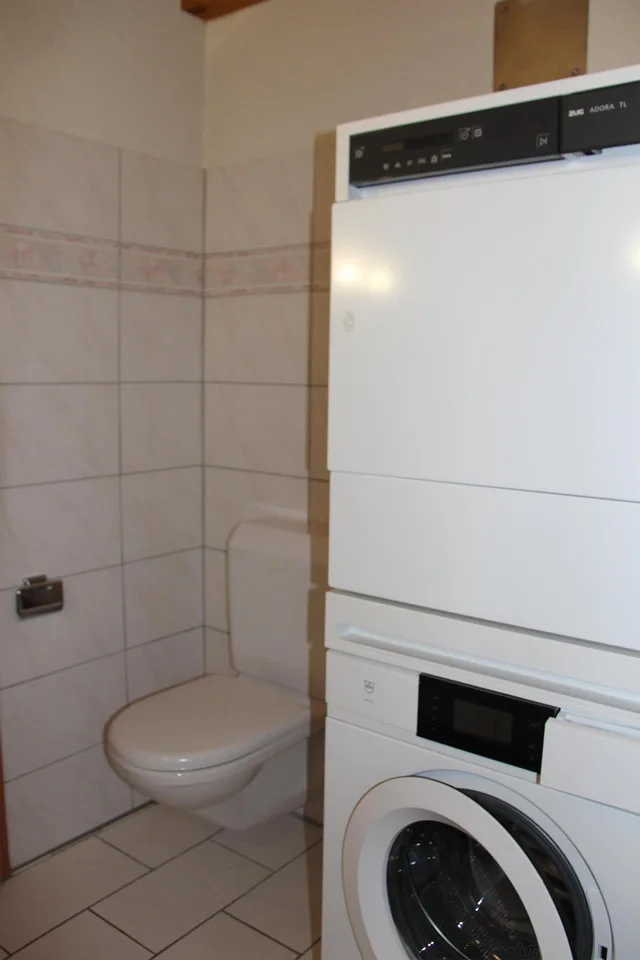 einseitig angebautes EFH mit Einzelgarage und eigener Wärmepumpe