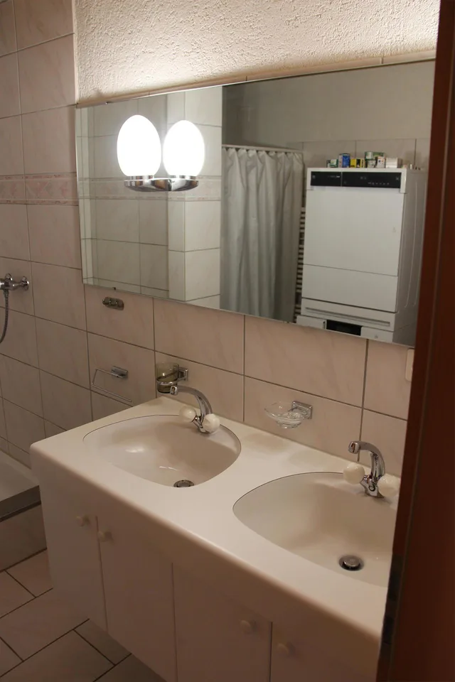 einseitig angebautes EFH mit Einzelgarage und eigener Wärmepumpe