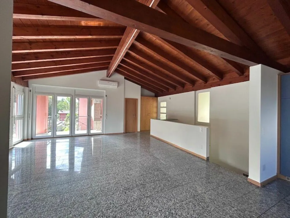 BELLISSIMA CASA UNIFAMILIARE CON GIARDINO E 4 POSTI AUTO