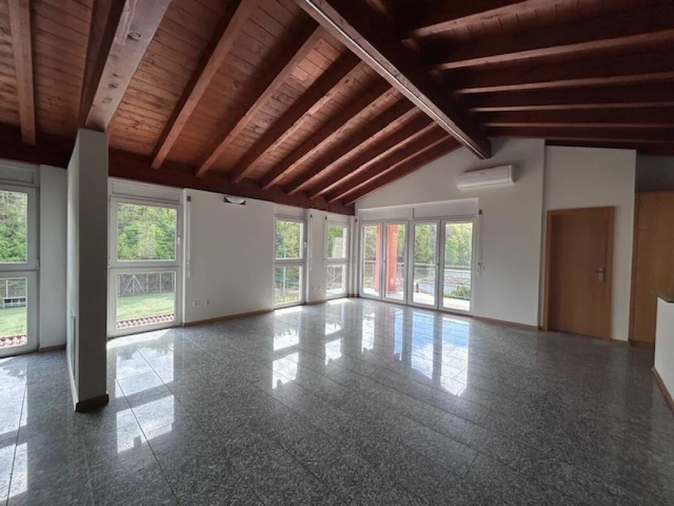 BELLISSIMA CASA UNIFAMILIARE CON GIARDINO E 4 POSTI AUTO