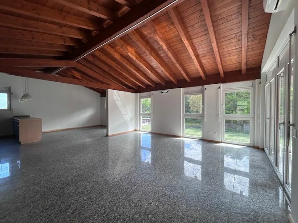 BELLISSIMA CASA UNIFAMILIARE CON GIARDINO E 4 POSTI AUTO