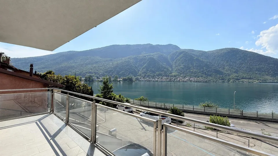 Elegante appartement 4.5 pièces avec vue splendide sur le lac à Capolago