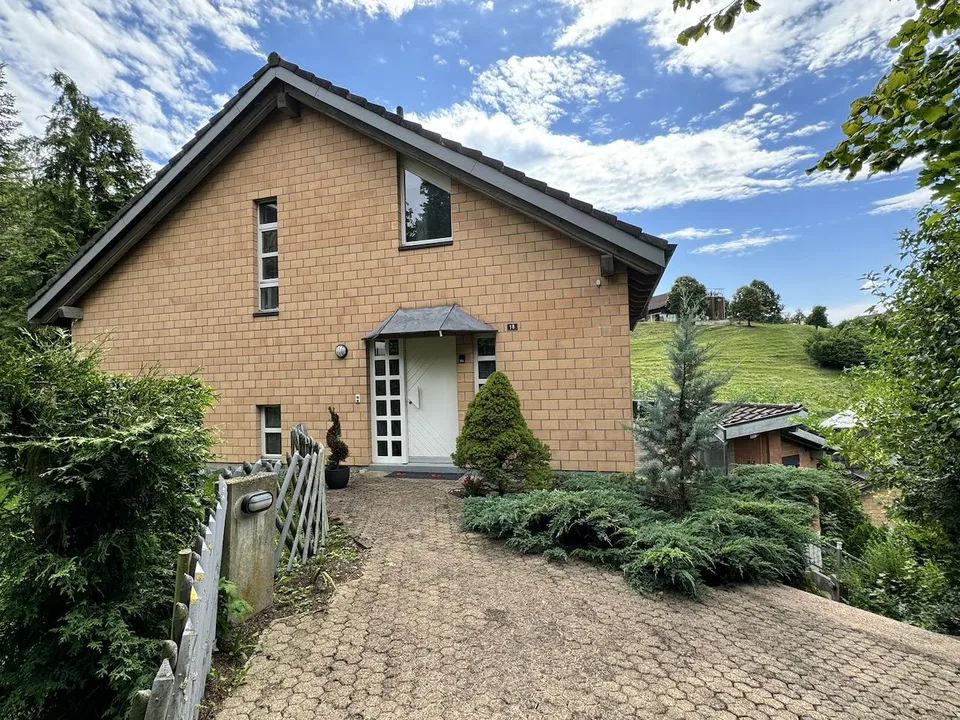6 1⁄2 EFH Im Grünen gelegen an unverbaubarer Aussichtslage – foto 2 di 17