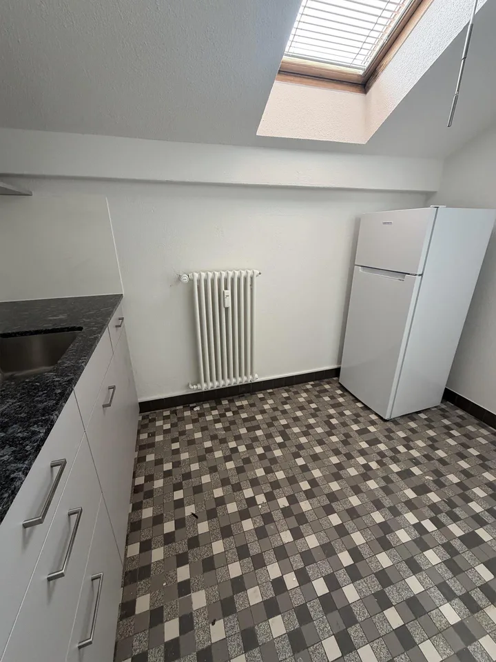 Seuzach: Kleine 3-Zimmer-Dachwohnung, neue Küche, kein Balkon