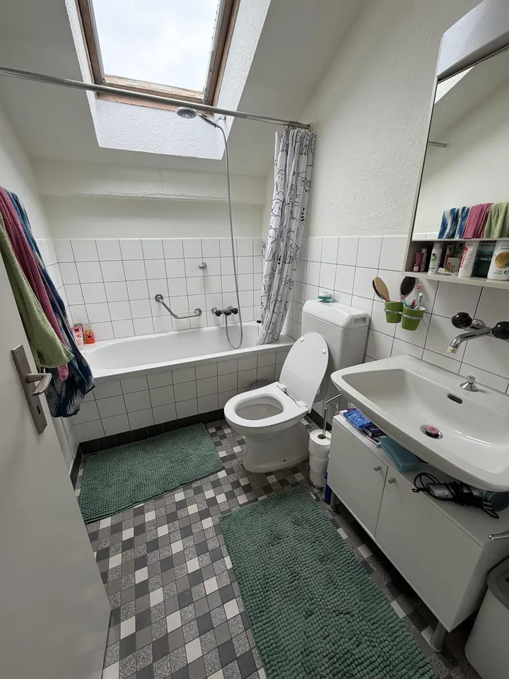 Seuzach: Kleine 3-Zimmer-Dachwohnung, neue Küche, kein Balkon