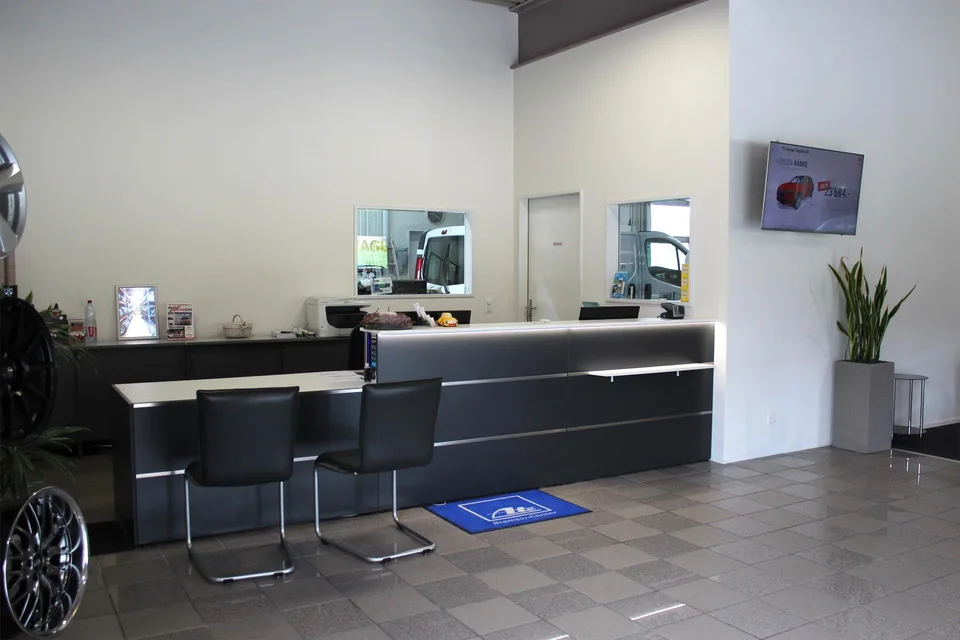 Commercial property in a prominent location! – photo 2 of 12