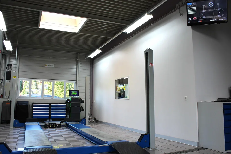 Commercial property in a prominent location! – photo 6 of 12