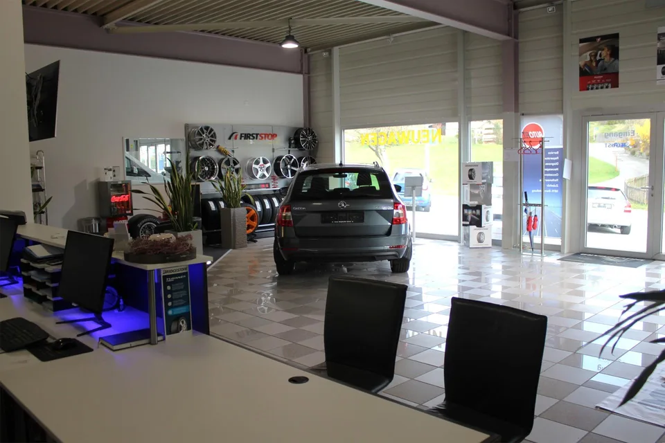 Commercial property in a prominent location! – photo 4 of 12