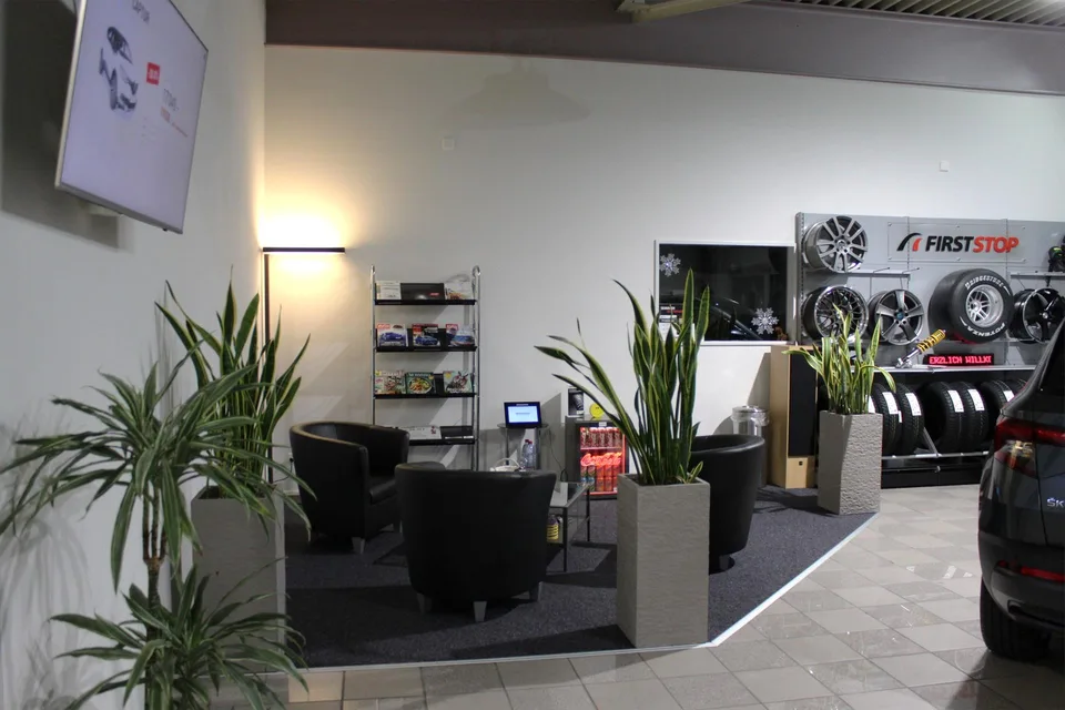 Commercial property in a prominent location! – photo 3 of 12