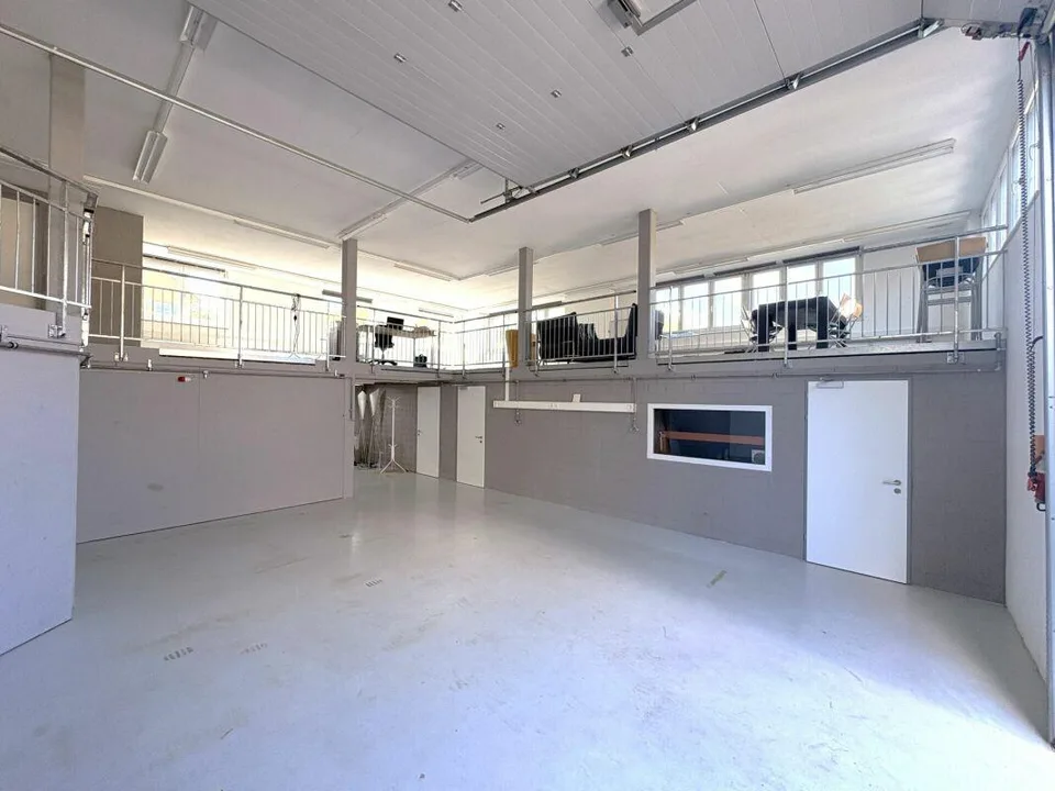 Grosszügige Gewerbe- und Wohnliegenschaft mit Werkstatt, Galerie und Parkplätzen – Foto 10 von 16