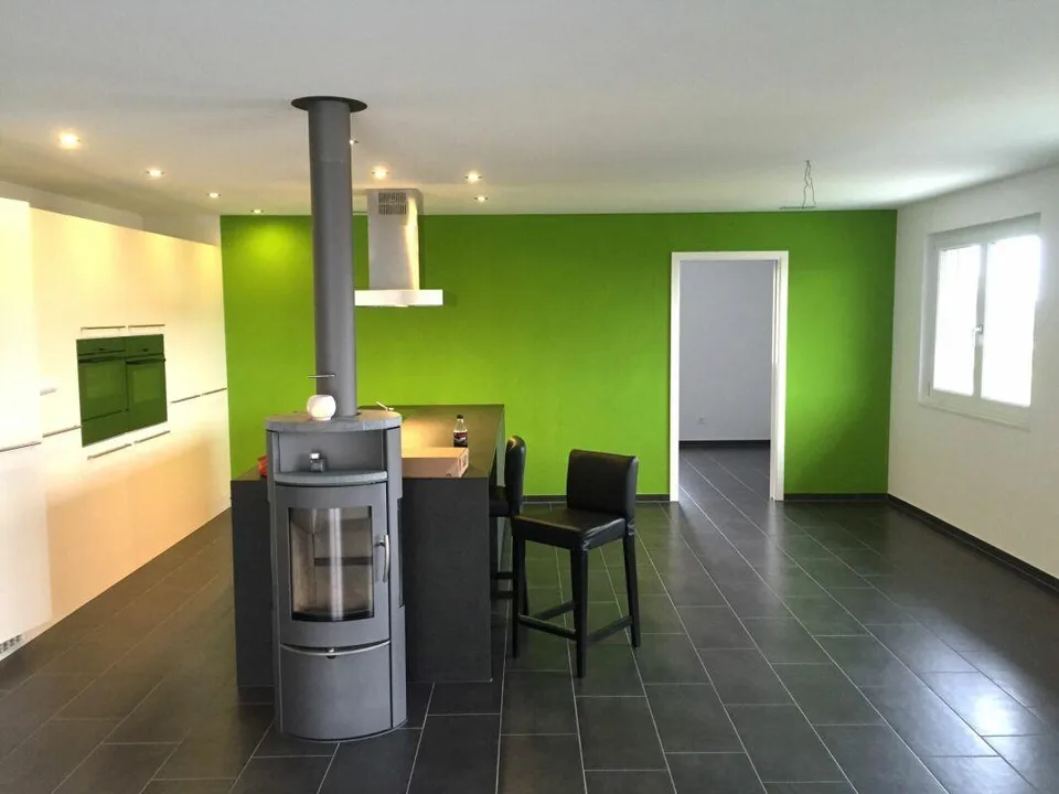 Grosszügige Gewerbe- und Wohnliegenschaft mit Werkstatt, Galerie und Parkplätzen – Foto 2 von 16