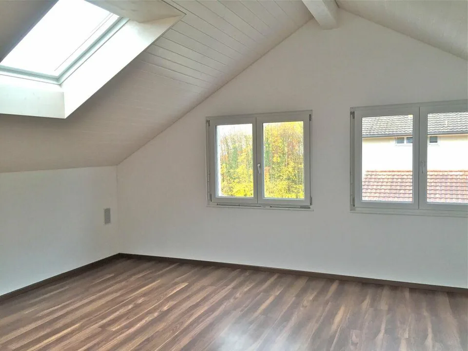 Grosszügige Gewerbe- und Wohnliegenschaft mit Werkstatt, Galerie und Parkplätzen – Foto 5 von 16