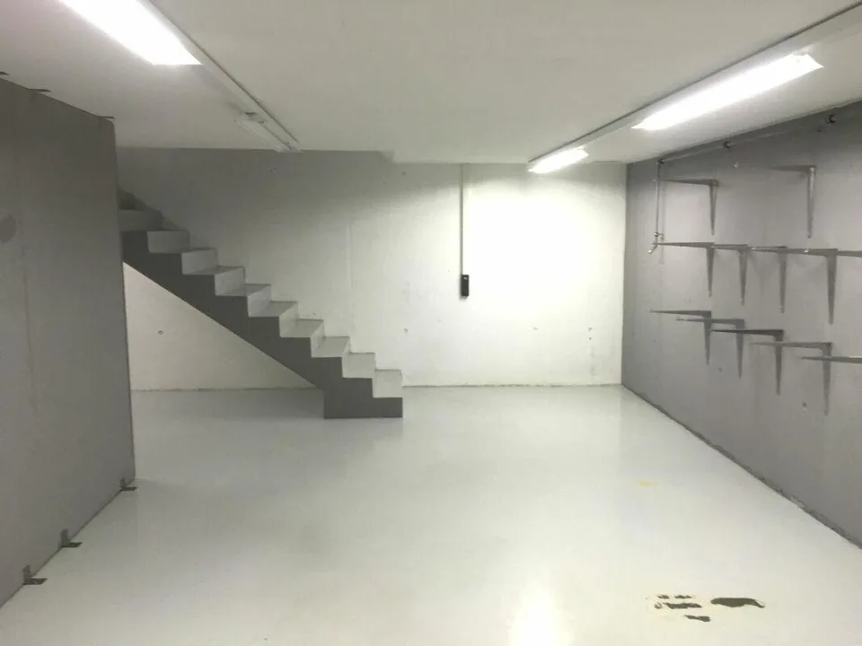 Grosszügige Gewerbe- und Wohnliegenschaft mit Werkstatt, Galerie und Parkplätzen – Foto 15 von 16