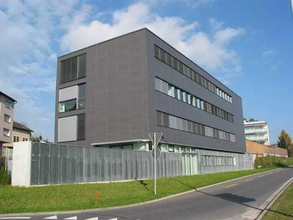 Helles Einzelbüro mit grosser Fensterfront – photo 2 of 6