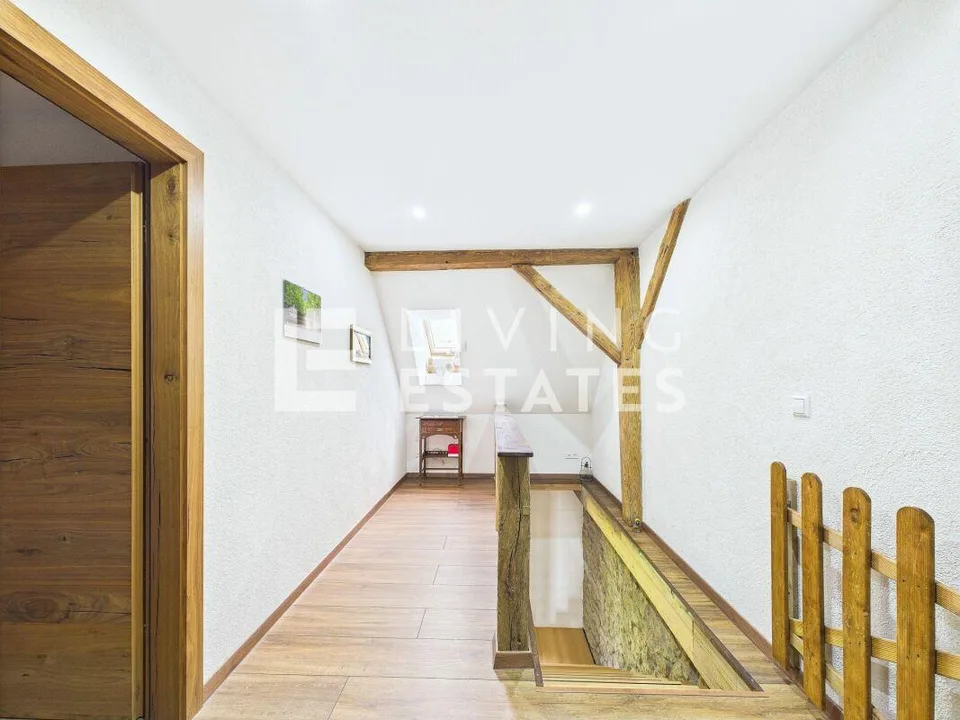 CHARMANTE MAISONETTE MIT VIEL PLATZ UND BESONDEREM WOHNAMBIENTE