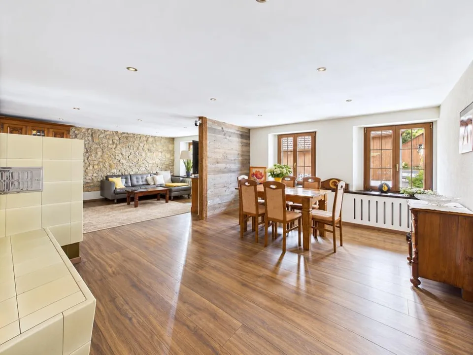 CHARMANTE MAISONETTE MIT VIEL PLATZ UND BESONDEREM WOHNAMBIENTE