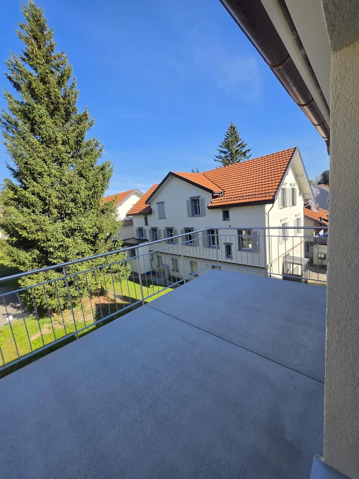 Kernsanierte Dachwohnung mit Galerie, Balkon und direktem Lift