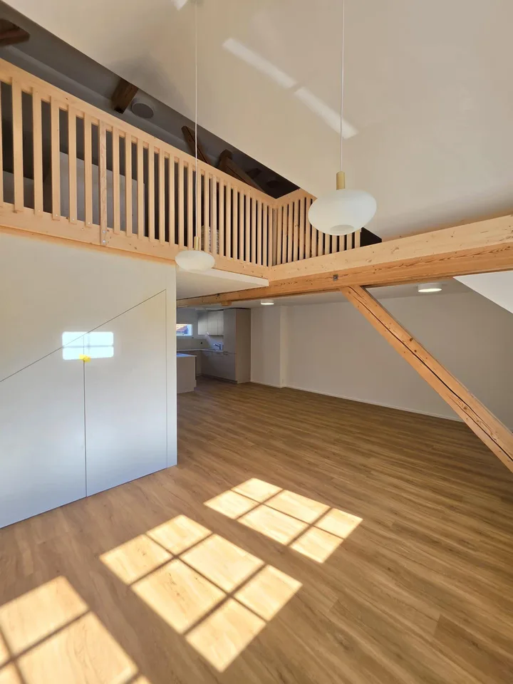 Kernsanierte Dachwohnung mit Galerie, Balkon und direktem Lift