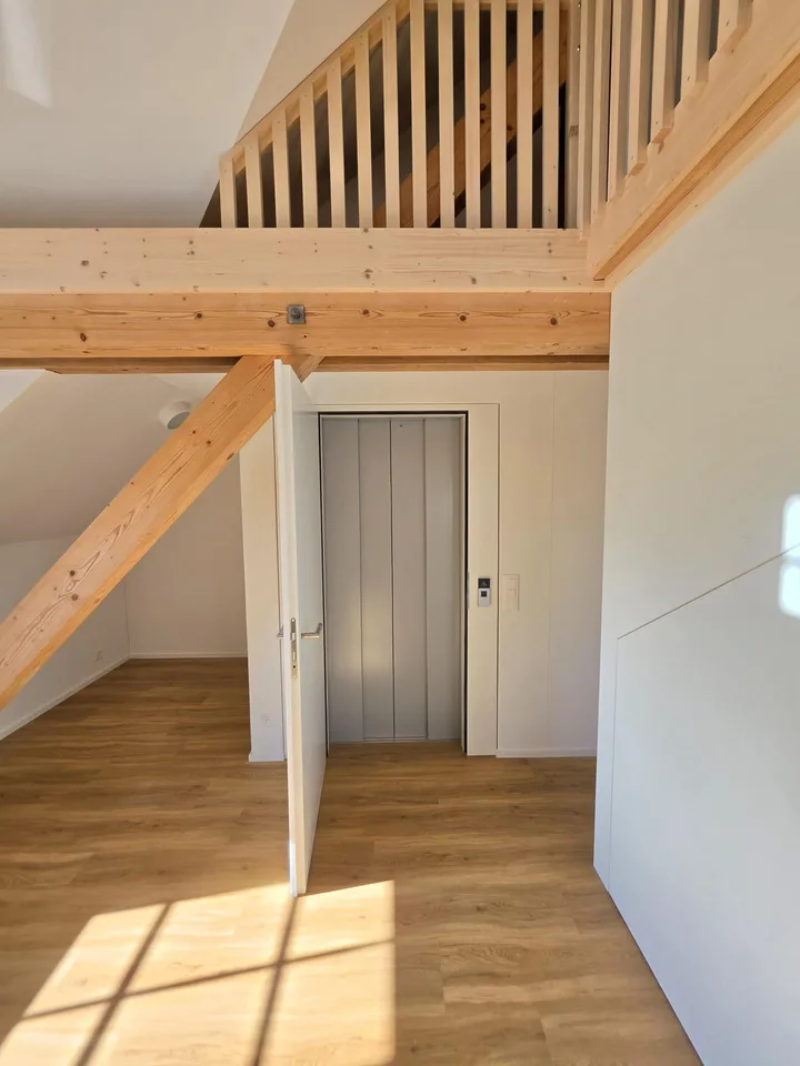 Kernsanierte Dachwohnung mit Galerie, Balkon und direktem Lift