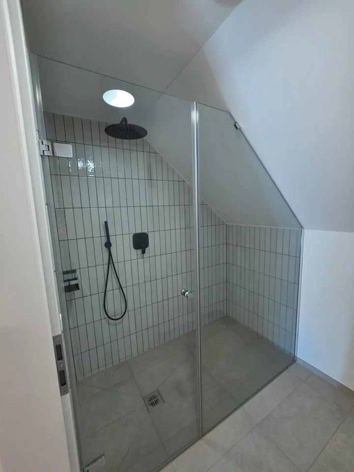 Kernsanierte Dachwohnung mit Galerie, Balkon und direktem Lift