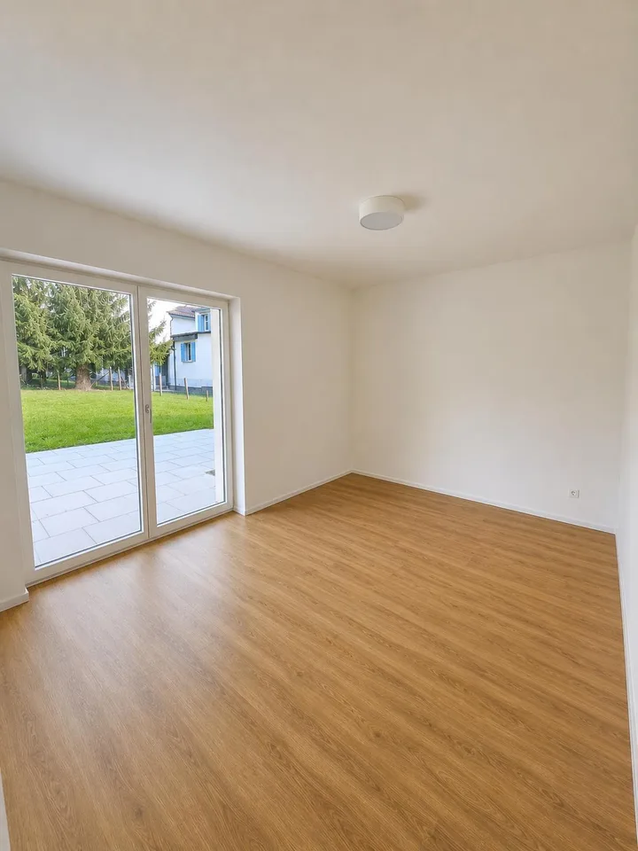 Kernsanierte 2.5 Zimmer-Wohnung mit grossem, gedeckte Gartensitzplatz