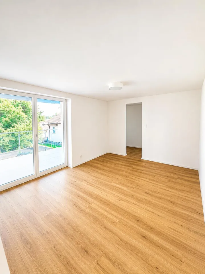 Kernsanierte 2.5 Zimmer-Wohnung mit grossem, gedeckten Balkon und Lift